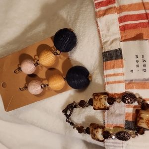 Short sleeve top. Fall colors. Linen and rayon. Comes with earrings and bracelet